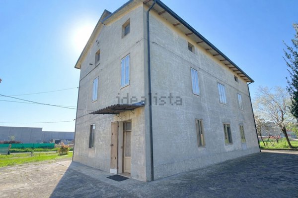 casa indipendente in vendita a Reggio nell'Emilia in zona Pieve Modolena