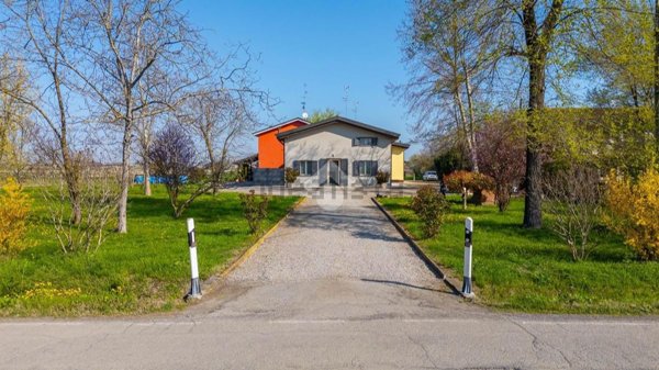 casa indipendente in vendita a Reggio nell'Emilia in zona Gavassa