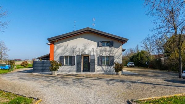 casa indipendente in vendita a Reggio nell'Emilia in zona Gavassa