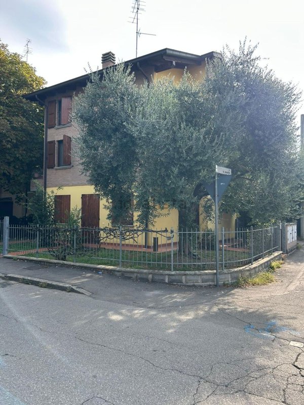 casa indipendente a Reggio nell'Emilia in zona San Pellegrino / Villa Canali