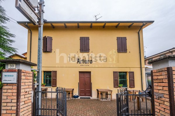 casa indipendente a Reggio nell'Emilia in zona San Pellegrino / Villa Canali