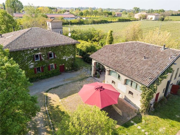 casa indipendente in vendita a Reggio nell'Emilia