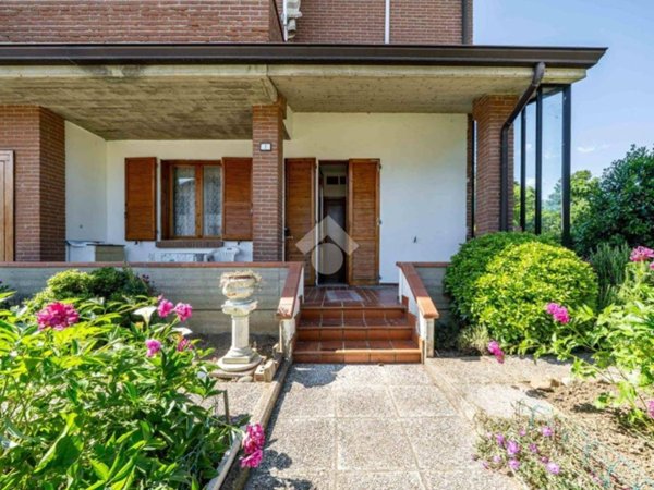 casa indipendente a Reggio nell'Emilia in zona San Pellegrino / Villa Canali