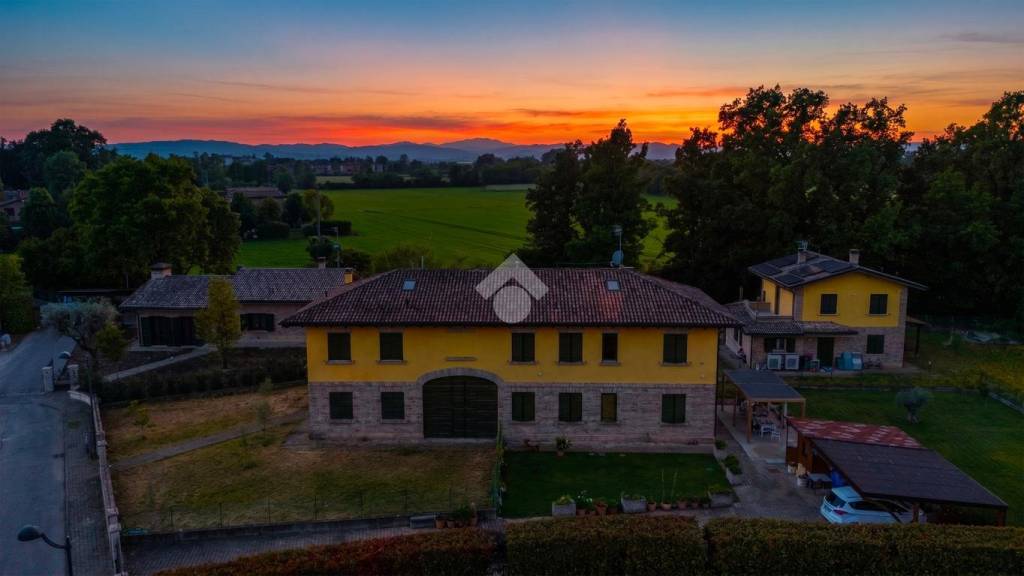 casa indipendente in vendita a Reggio nell'Emilia in zona Orologio