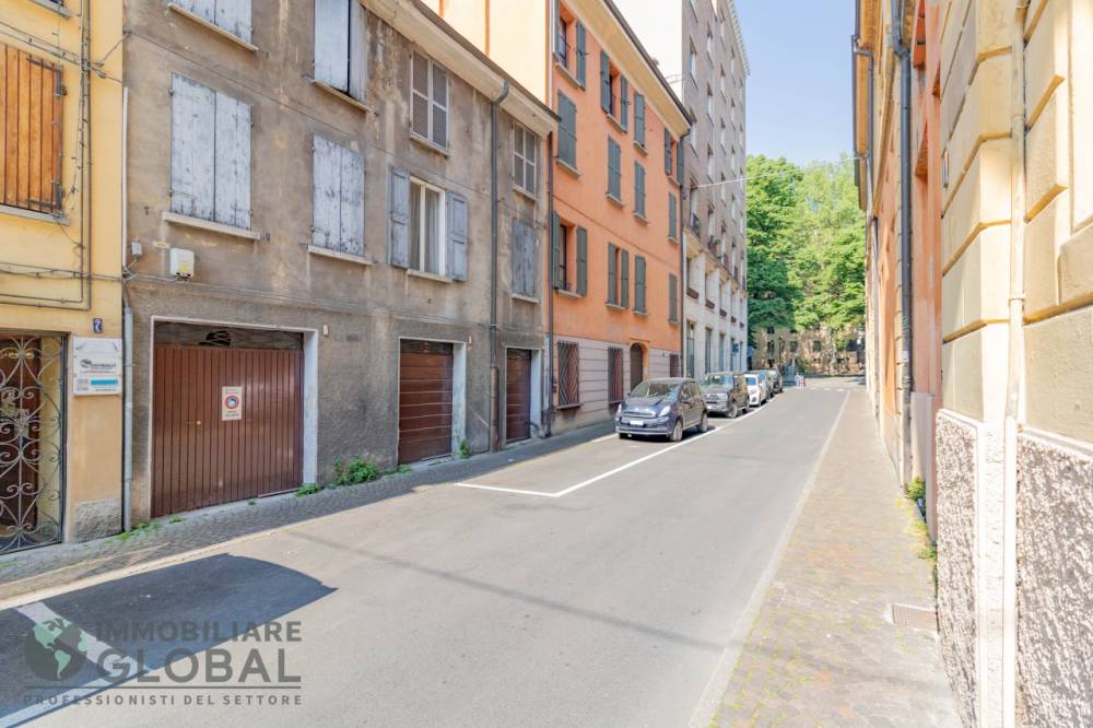 casa indipendente in vendita a Reggio nell'Emilia in zona Città Storica