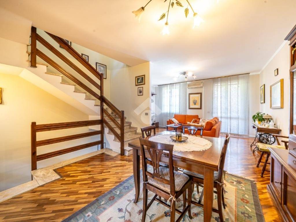 casa indipendente in vendita a Reggio nell'Emilia in zona Rivalta