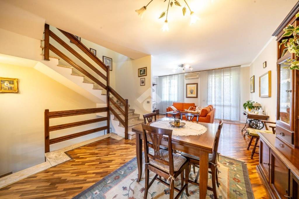 casa indipendente in vendita a Reggio nell'Emilia in zona Rivalta