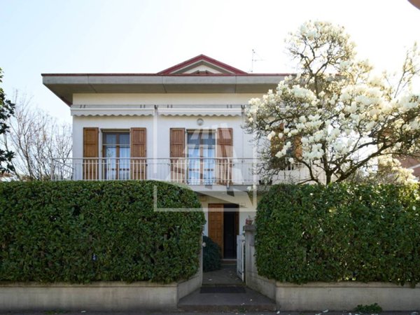 casa indipendente in vendita a Reggio nell'Emilia in zona Santa Croce