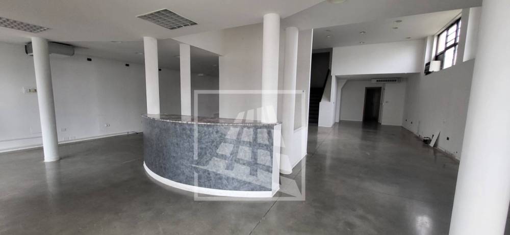 locale commerciale in vendita a Reggio nell'Emilia in zona Ospizio