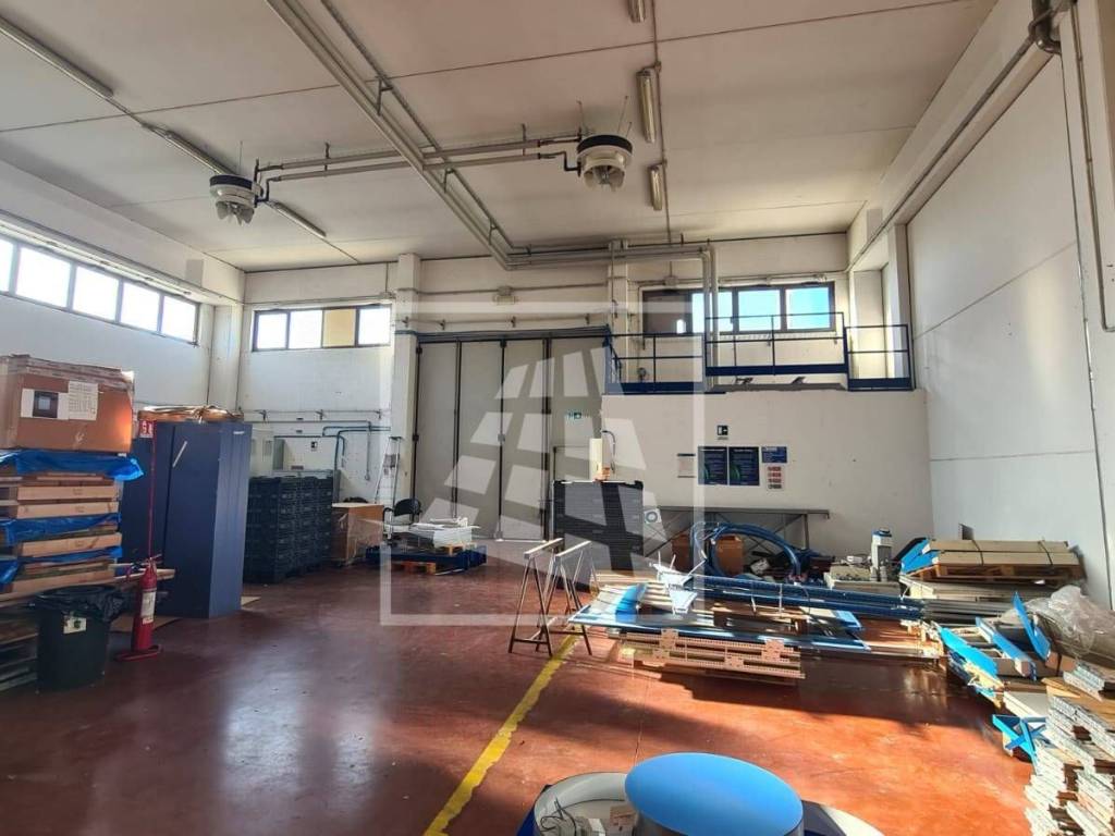 locale commerciale in vendita a Reggio nell'Emilia