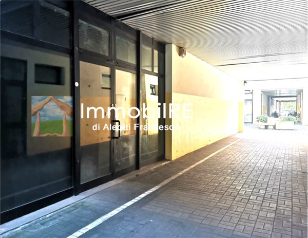 locale commerciale in vendita a Reggio nell'Emilia in zona Carrozzone