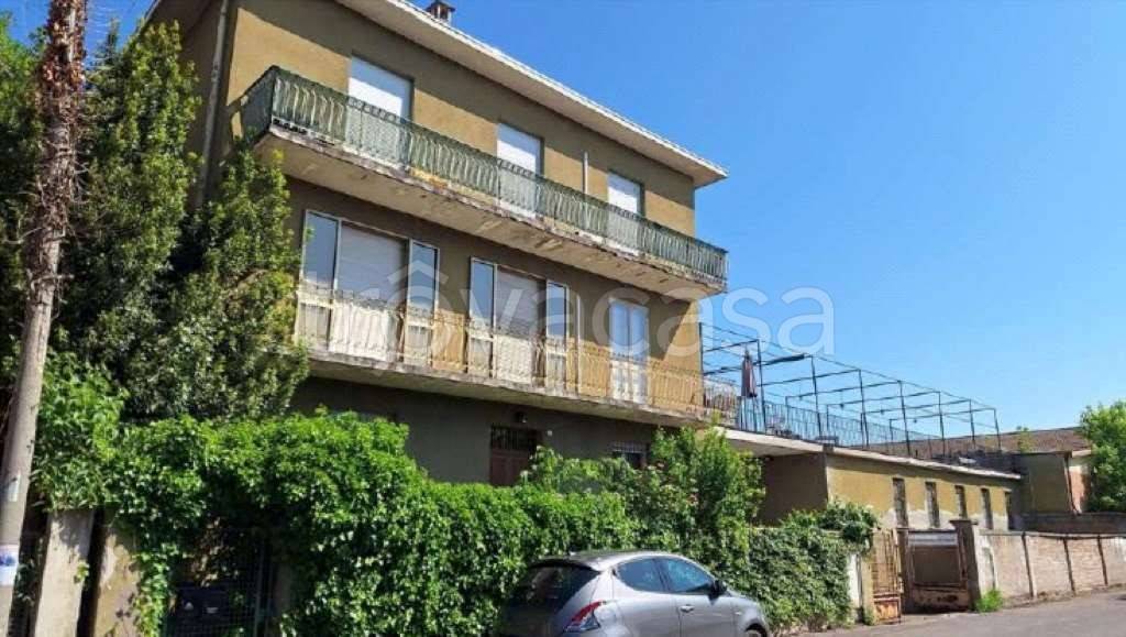 negozio in vendita a Reggio nell'Emilia in zona Città Storica