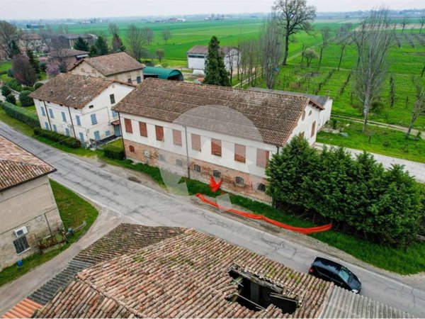 casale in vendita a Reggio nell'Emilia in zona Castellazzo