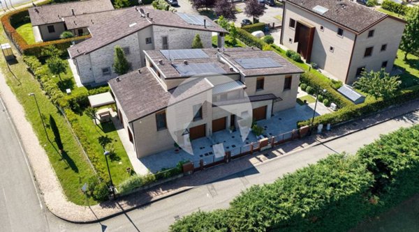 casa indipendente in vendita a Reggio nell'Emilia in zona Baragalla