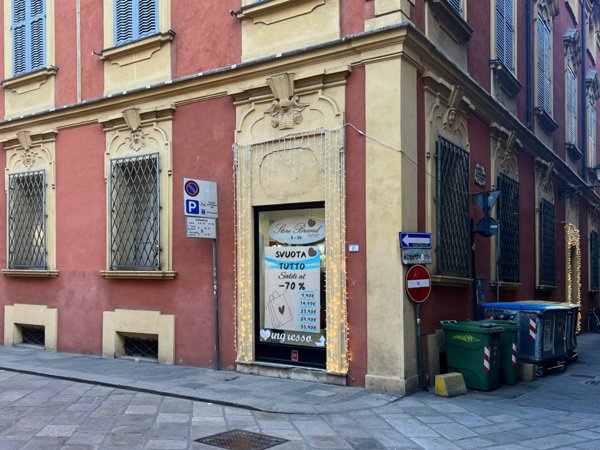 locale commerciale in vendita a Reggio nell'Emilia in zona Città Storica