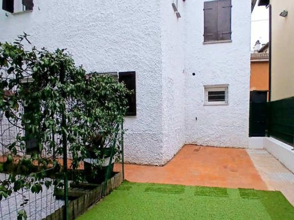 casa indipendente in vendita a Reggio nell'Emilia in zona Baragalla