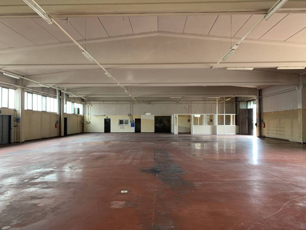 locale commerciale in vendita a Reggio nell'Emilia