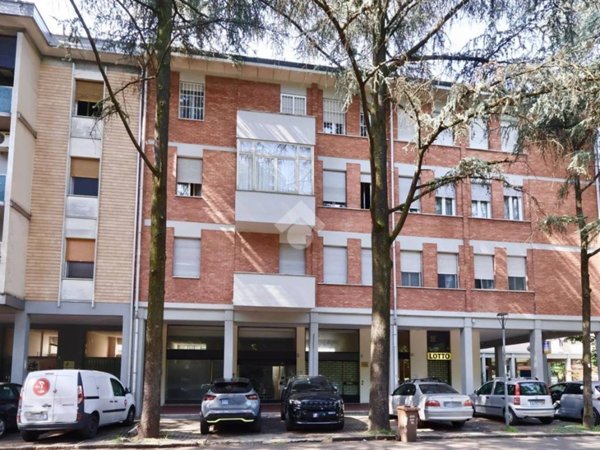 negozio in vendita a Reggio nell'Emilia in zona Mirabello