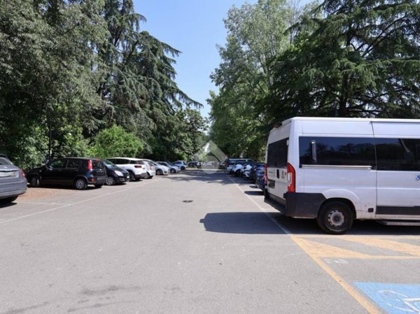 negozio in vendita a Reggio nell'Emilia in zona Mirabello