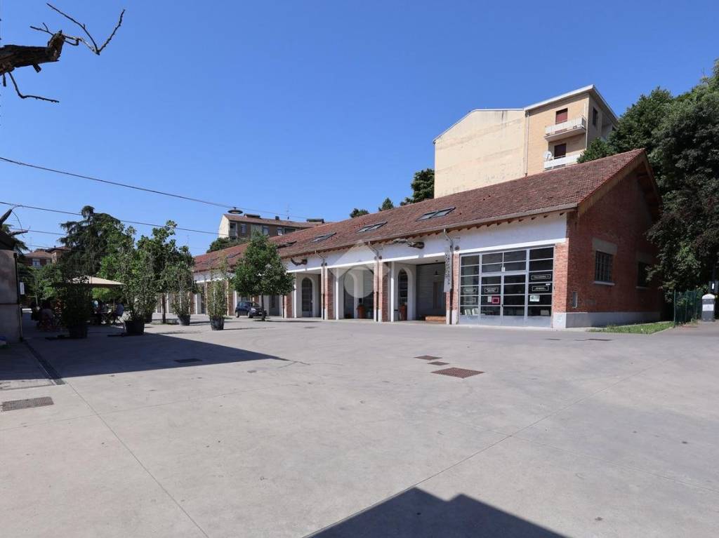 negozio in vendita a Reggio nell'Emilia in zona Mirabello