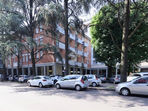 negozio in vendita a Reggio nell'Emilia in zona Mirabello