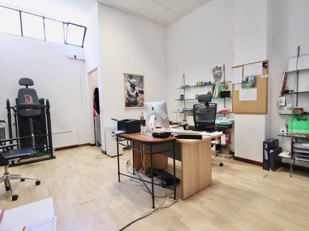 negozio in vendita a Reggio nell'Emilia in zona Mirabello