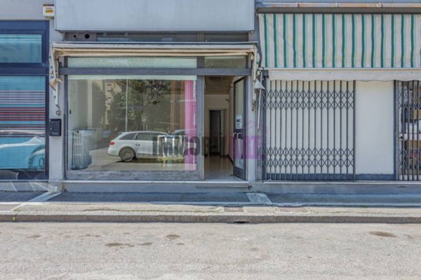 locale commerciale in vendita a Reggio nell'Emilia in zona Ospizio