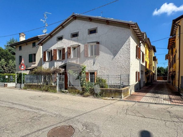 casa indipendente in vendita a Reggio nell'Emilia in zona Codemondo