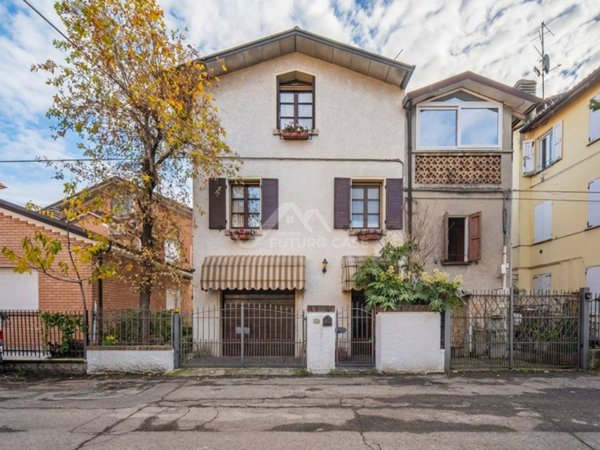 casa indipendente in vendita a Reggio nell'Emilia in zona Santa Croce