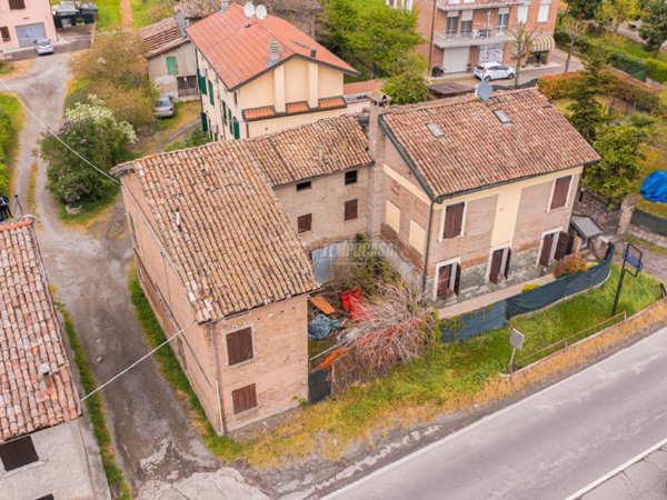 casa indipendente in vendita a Reggio nell'Emilia in zona Gavassa
