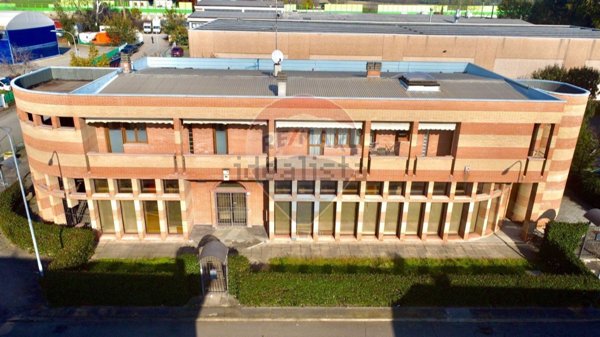 locale di sgombero in vendita a Reggio nell'Emilia in zona Pieve Modolena