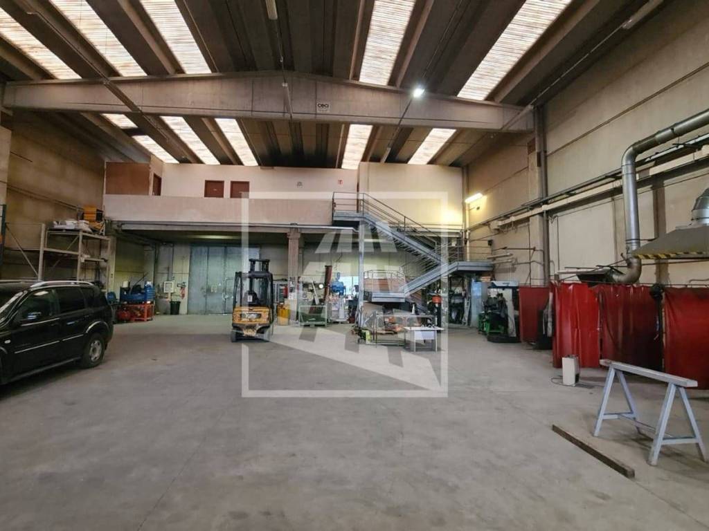 locale commerciale in vendita a Reggio nell'Emilia