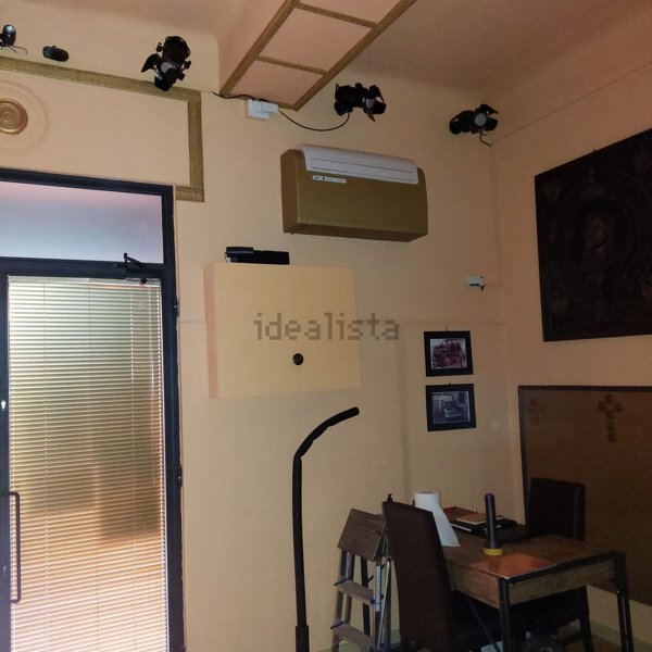 locale commerciale in vendita a Reggio nell'Emilia in zona Città Storica
