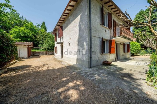 casa indipendente a Reggio nell'Emilia in zona San Pellegrino / Villa Canali