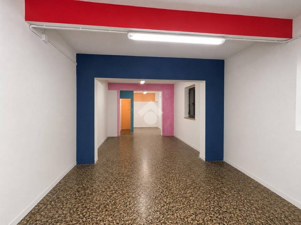negozio in vendita a Reggio nell'Emilia in zona Regina Pacis