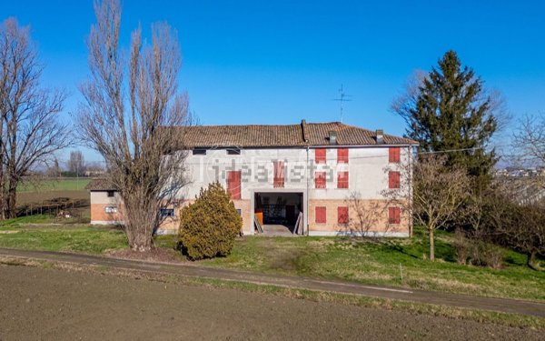 casa indipendente in vendita a Reggio nell'Emilia in zona Città Storica