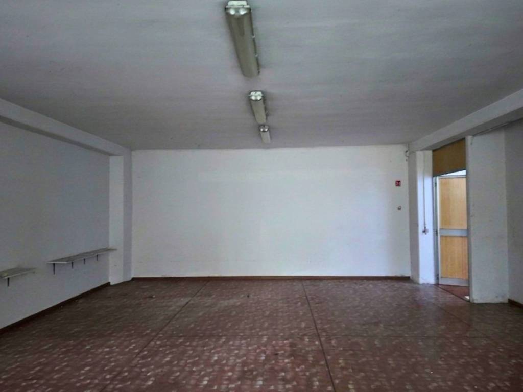 locale commerciale in vendita a Reggio nell'Emilia in zona Mancasale