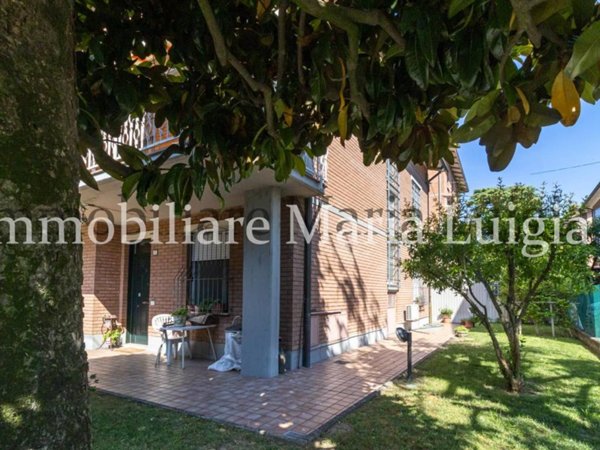 casa indipendente in vendita a Reggio nell'Emilia in zona Città Storica