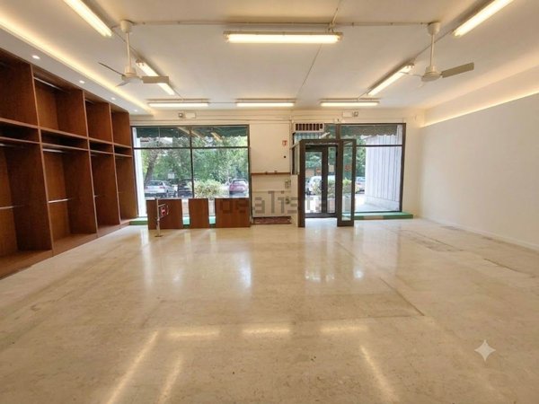negozio in vendita a Reggio nell'Emilia in zona Città Storica