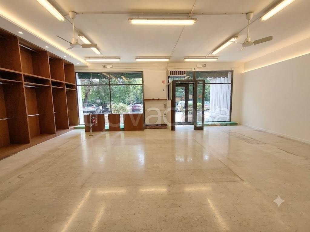 negozio in vendita a Reggio nell'Emilia in zona Città Storica