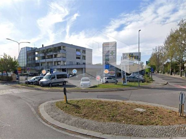 negozio in vendita a Reggio nell'Emilia in zona Sesso