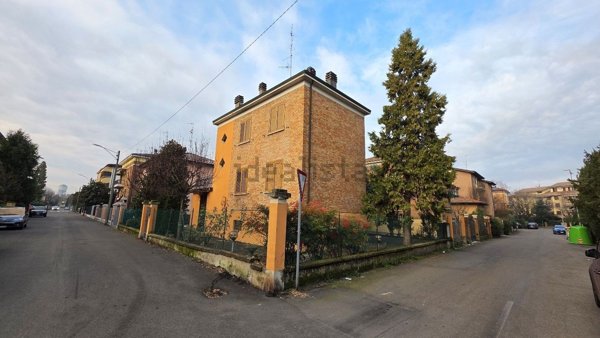 casa indipendente in vendita a Reggio nell'Emilia in zona Regina Pacis