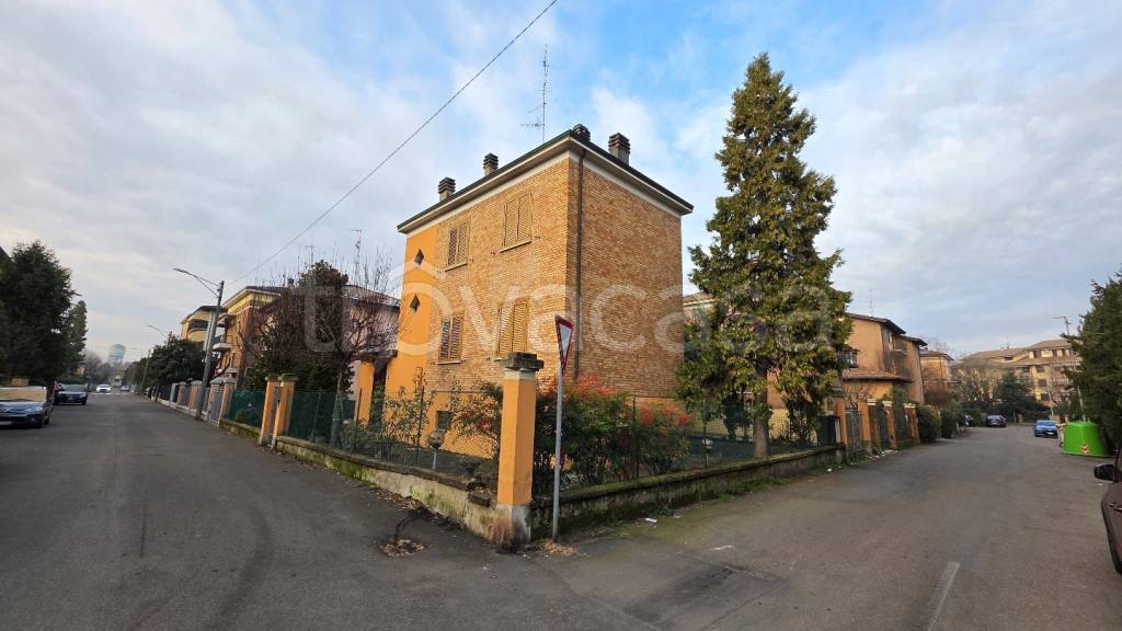 casa indipendente in vendita a Reggio nell'Emilia in zona Regina Pacis