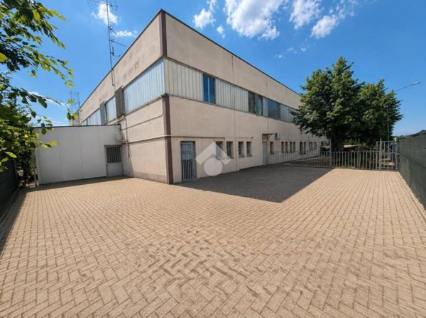 locale commerciale in vendita a Reggio nell'Emilia in zona Mancasale