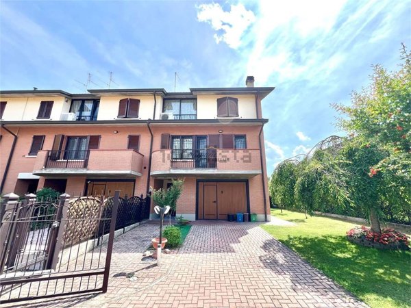 casa indipendente in vendita a Reggio nell'Emilia in zona Fogliano