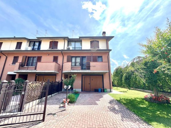 casa indipendente in vendita a Reggio nell'Emilia in zona Fogliano