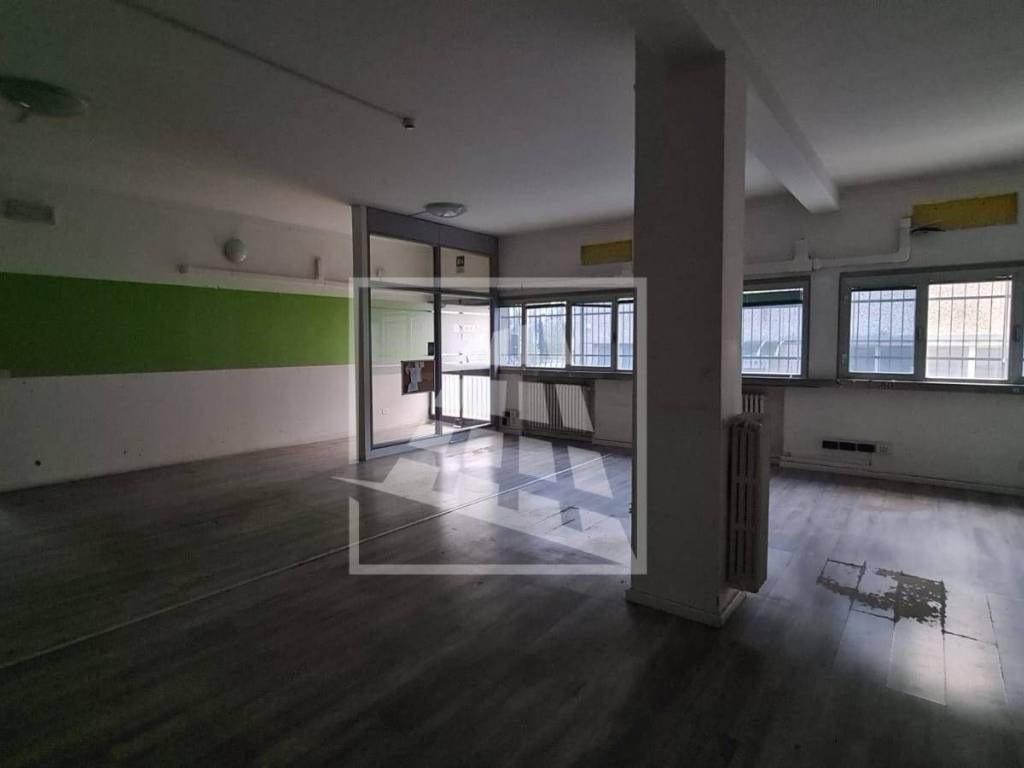 negozio in vendita a Reggio nell'Emilia in zona Santa Croce