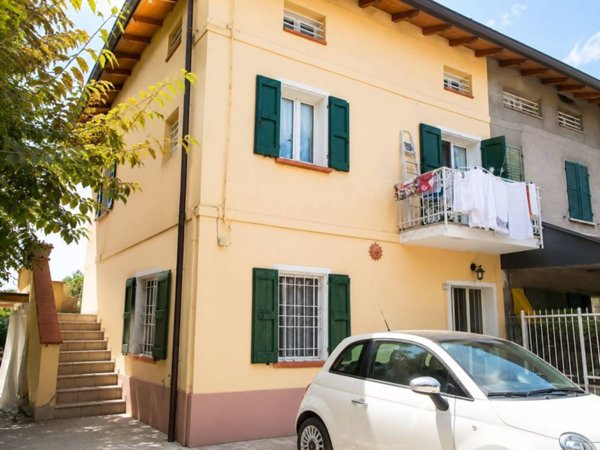 casa indipendente in vendita a Reggio nell'Emilia in zona Villa Bagno
