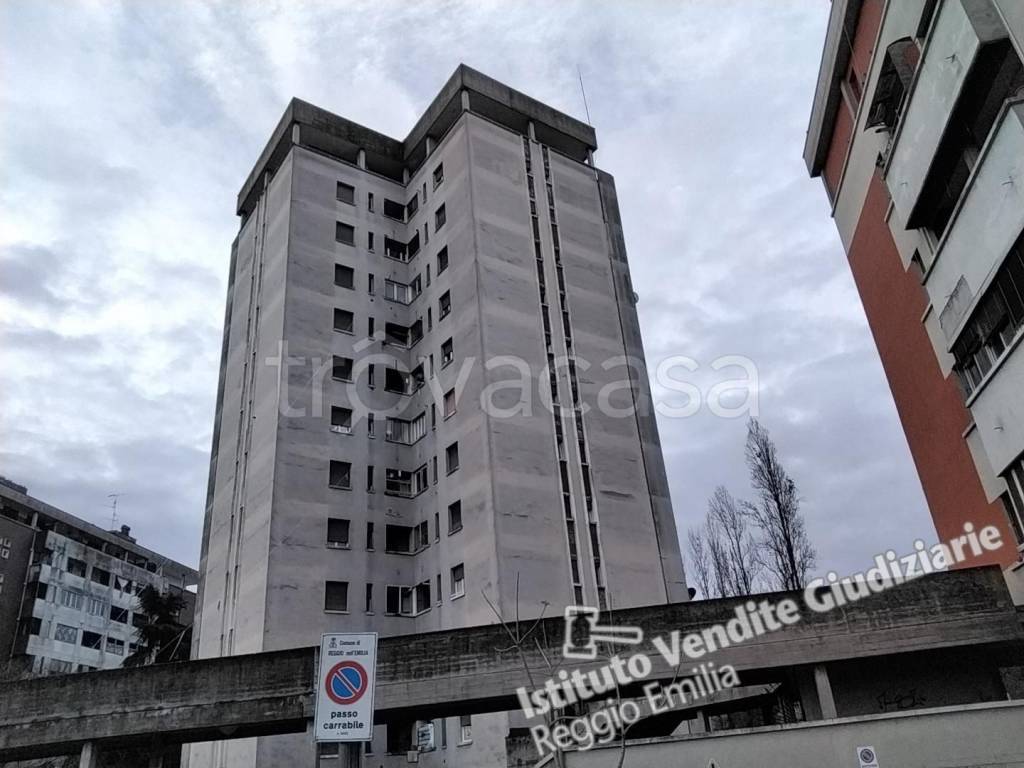 appartamento in vendita a Reggio nell'Emilia in zona Tribunale