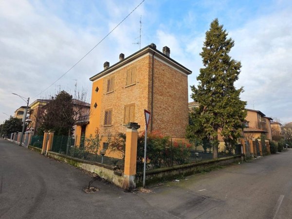 casa indipendente in vendita a Reggio nell'Emilia in zona Regina Pacis